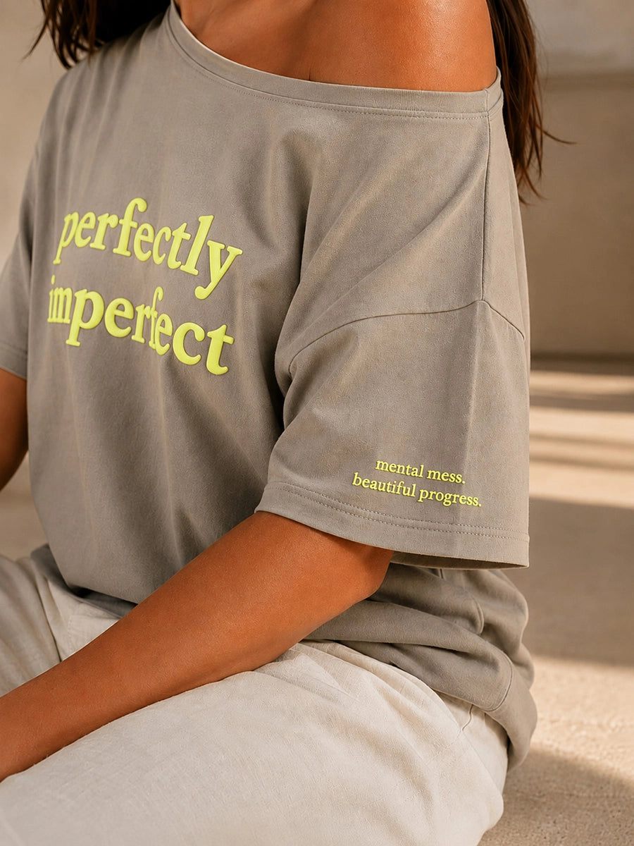 PERFECTLY IMPERFECT SLASH TEE QUIET STONE GREY